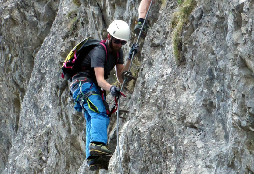 Johannes beim Klettern am Klettersteig