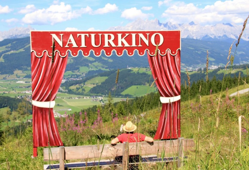 Gastgeber Peter genießt den Blick auf Flachau im Naturkino