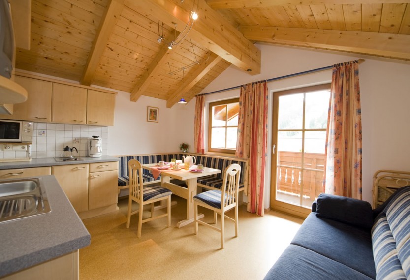 Wohnküche mit Balkon im Apartment Typ 1