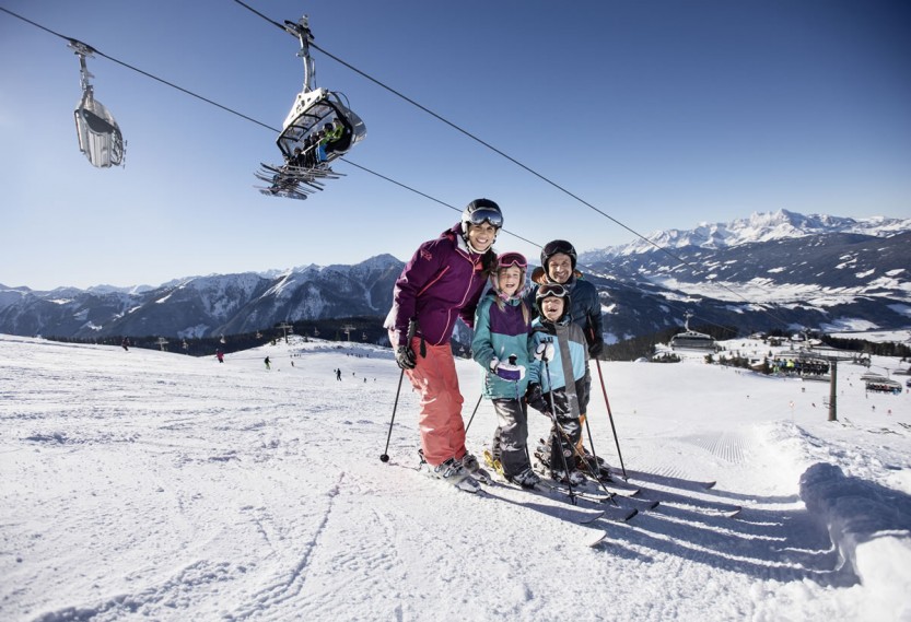 Familie beim Skifahren © Flachau Tourismus