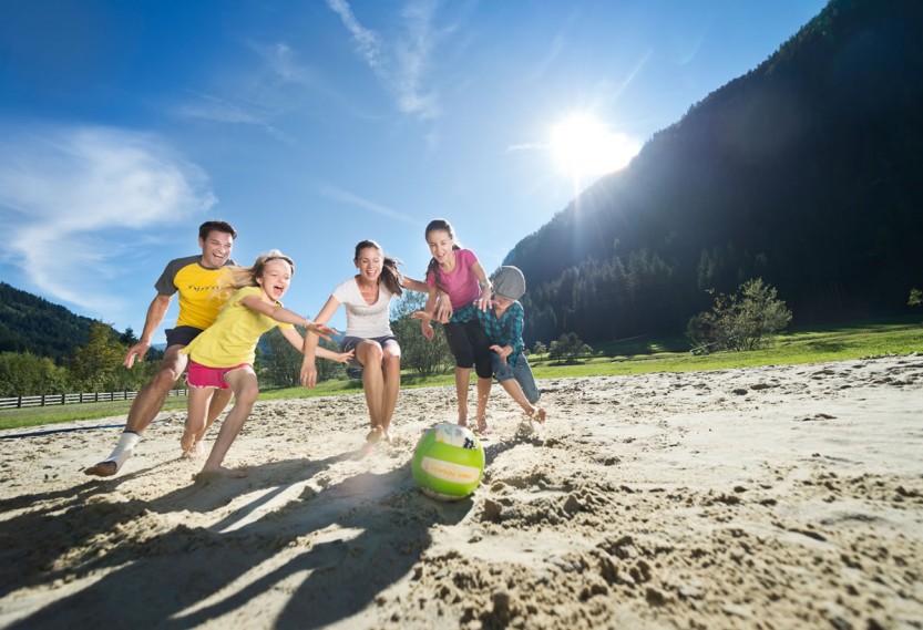 Familie beim Volleyball spielen © Flachau Tourismus